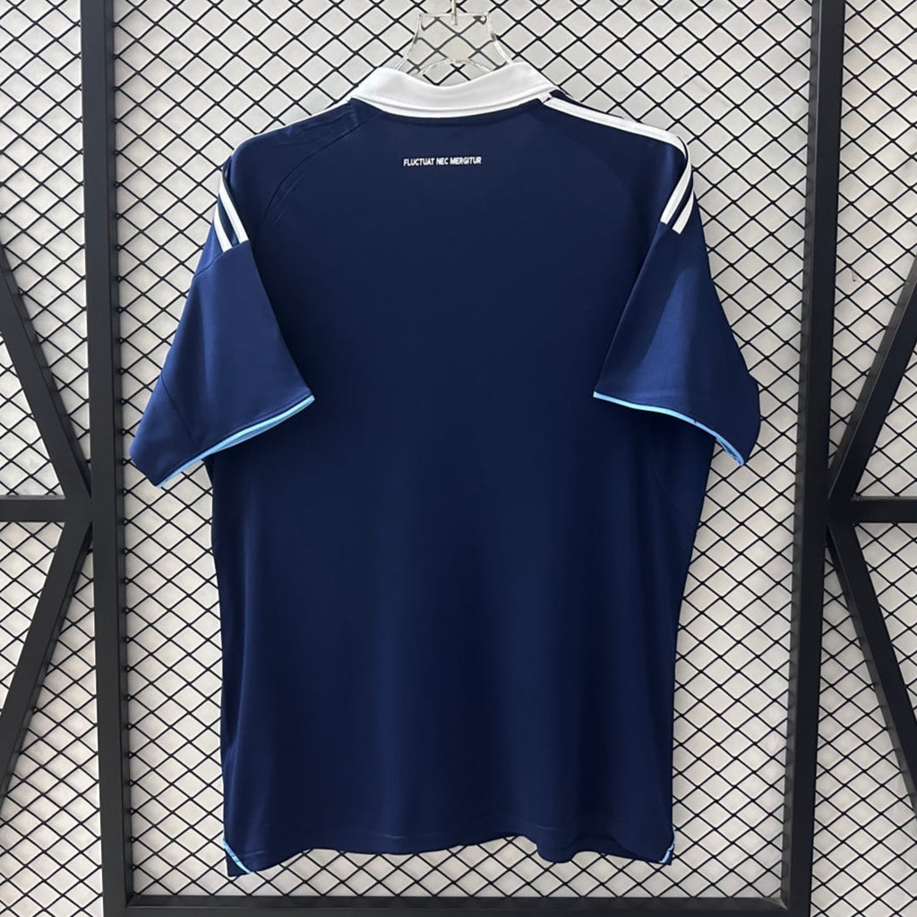 Maillot domicile Paris FC 25/26, marque Le 12 -ème Maillot, en tissu bleu avec logo et détails blancs.