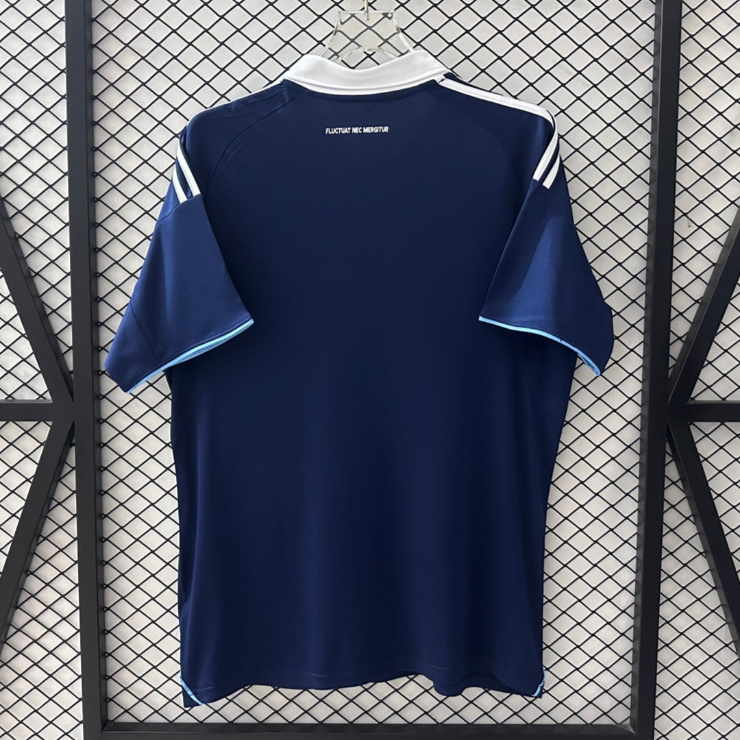Maillot domicile Paris FC 25/26, marque Le 12 -ème Maillot, en tissu bleu avec logo et détails blancs.