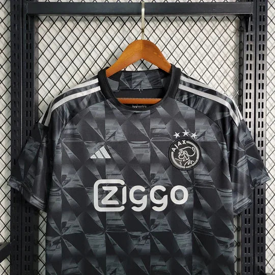 Maillot Ajax 2023-2024 troisième édition noir de Le 12 -ème Maillot, vue de face avec logo et détails du design.