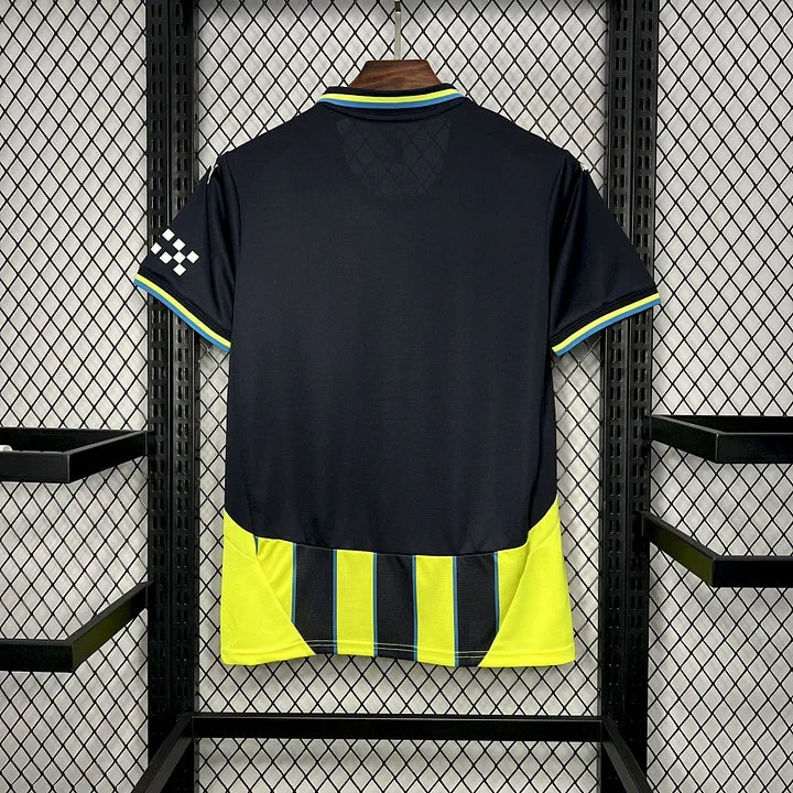 Maillot de football extérieur Manchester City 2024-2025 Le 12ème Maillot, logo et design du maillot visible en détail.