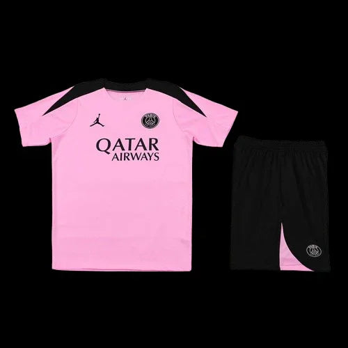 Ensemble PSG Le 12 -ème Maillot avec maillot et shorts, logo du Paris Saint-Germain, look sportif et élégant.