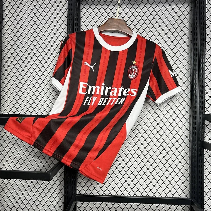 Maillot de football AC Milan 2024/25, modèle Le 12 -ème Maillot, vue front avec logo et design officiel.