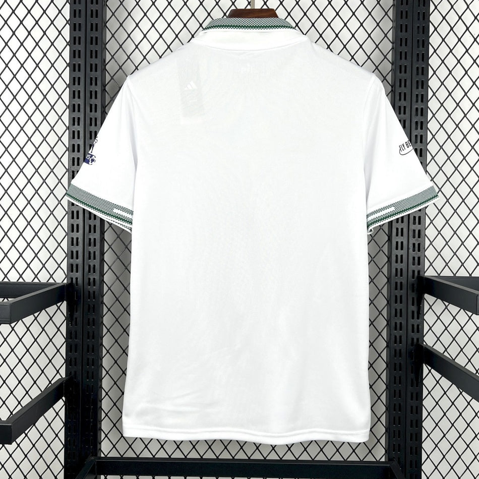 Maillot de football Arsenal 24/25 blanc Le 12 -ème Maillot, maillot spécial polo avec logo de l'équipe visible.
