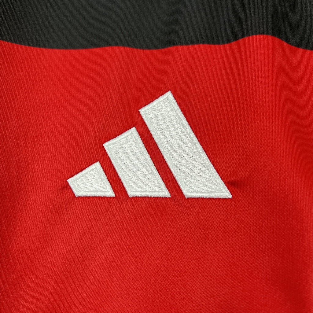 Maillot Flamengo 2026-27 Le 12 -ème Maillot, maillot de football rouge avec logo du club et détails en blanc, vue de face
