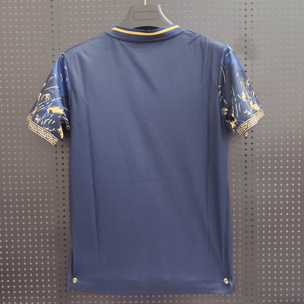 Maillot de football Brésil 25/26, modèle spécial noir et bleu, par Le 12 -ème Maillot, vue de face sur fond blanc.