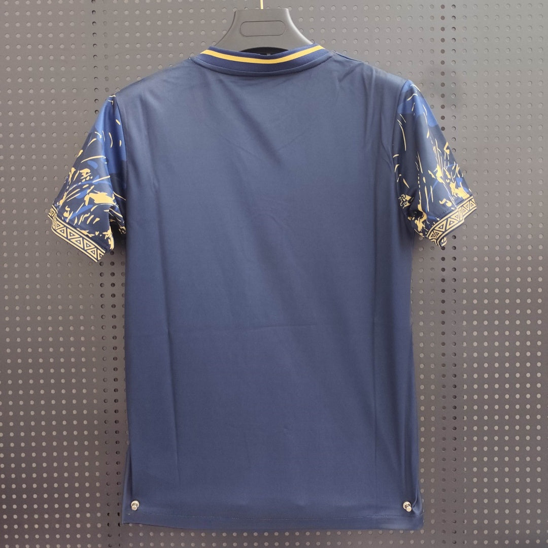 Maillot de football Brésil 25/26, modèle spécial noir et bleu, par Le 12 -ème Maillot, vue de face sur fond blanc.