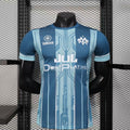 Maillot bleu Marseille 25/26 pour joueur, modèle spécial de la marque Le 12 -ème Maillot, vue front de l'équipe.