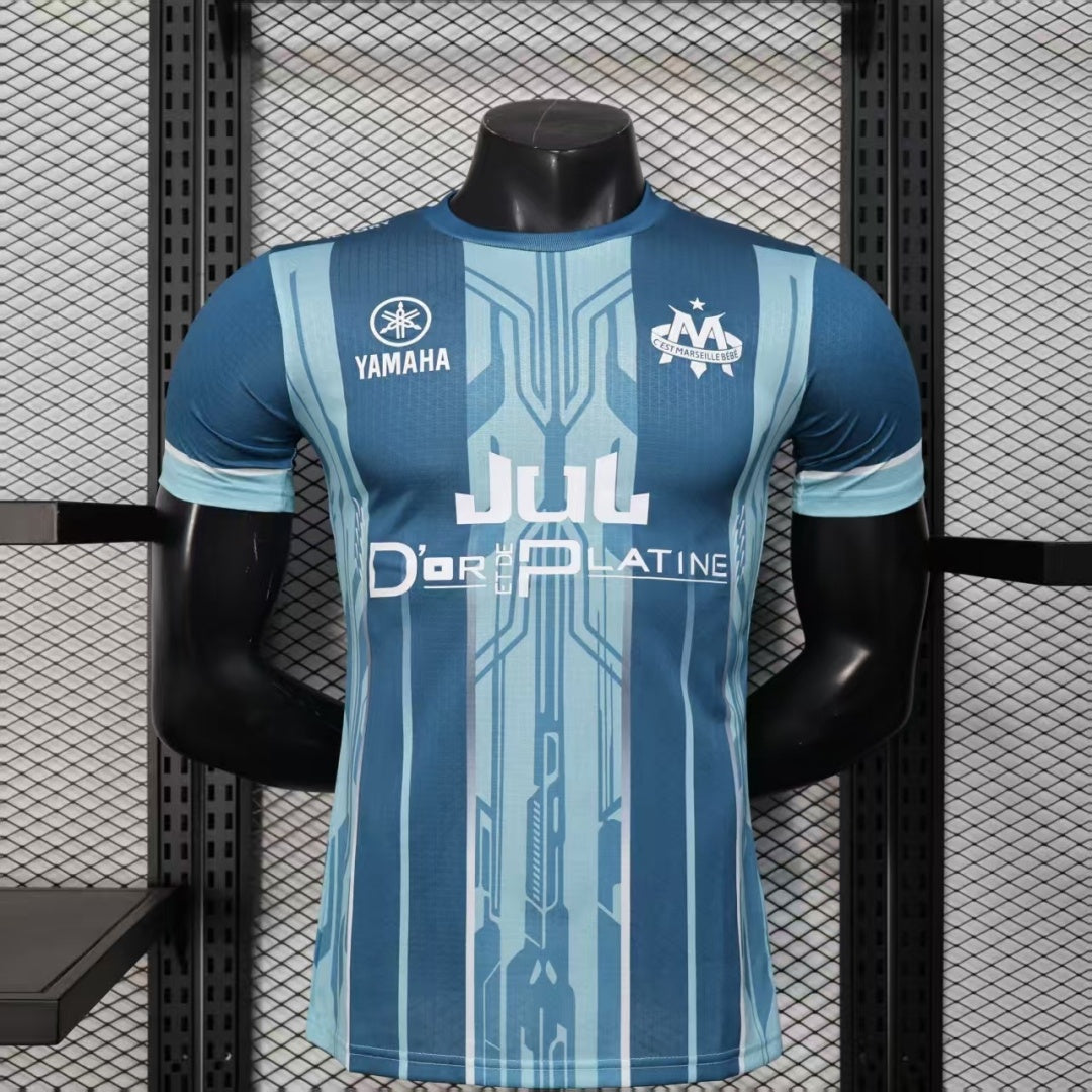 Maillot bleu Marseille 25/26 pour joueur, modèle spécial de la marque Le 12 -ème Maillot, vue front de l'équipe.