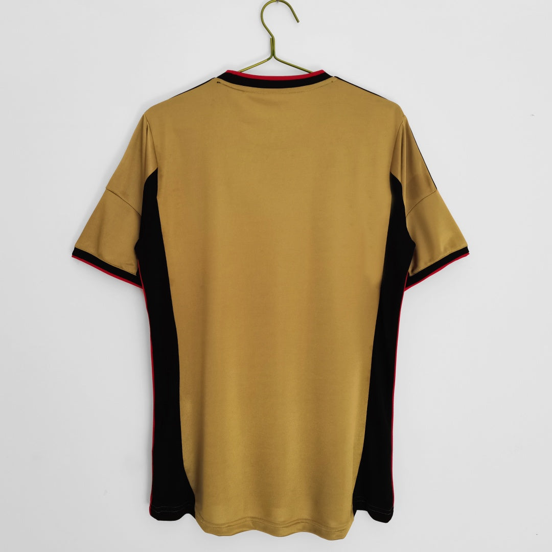 Maillot de football rétro AC Milan 2013-2014 troisième, marque Le 12 -ème Maillot, vue de face, détails du design blanc et noir.
