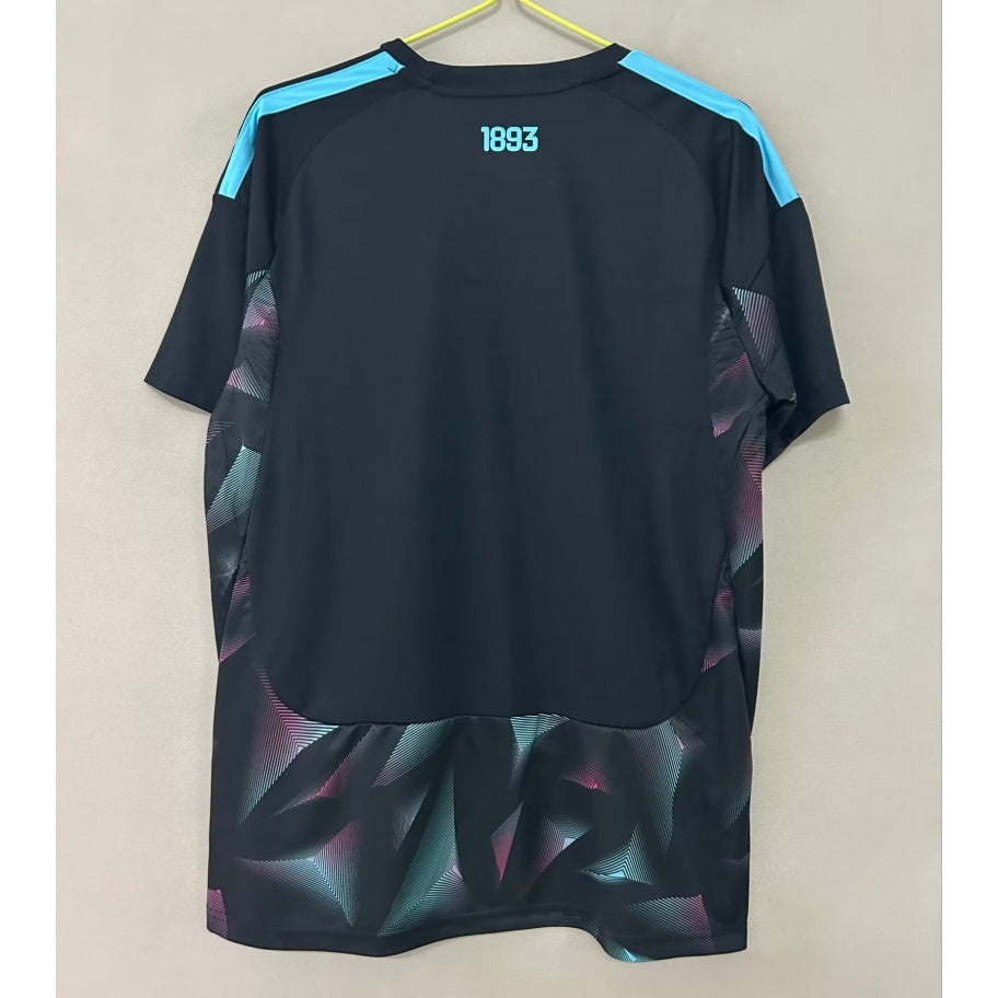 Maillot de football Argentine 2024/2025 Le 12 en noir, logo et détails visibles sur le maillot.