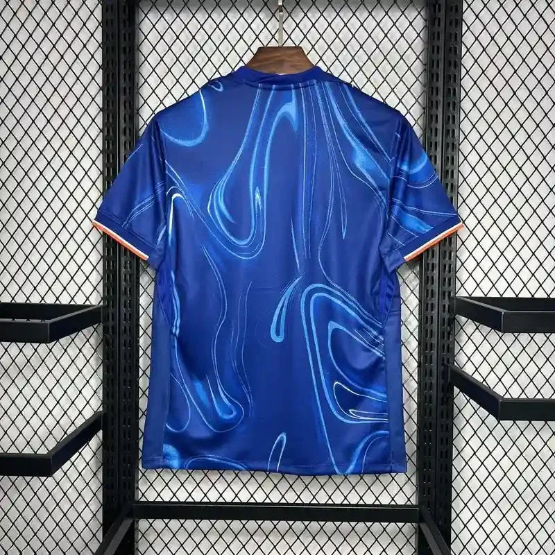 Maillot domicile Chelsea 2024/25 de Le 12 -ème Maillot, vue du devant avec logo et design officiel.