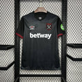 Maillot de football West Ham 2024-25, marque Le 12 -ème Maillot, vue de face avec logo et détails du maillot.