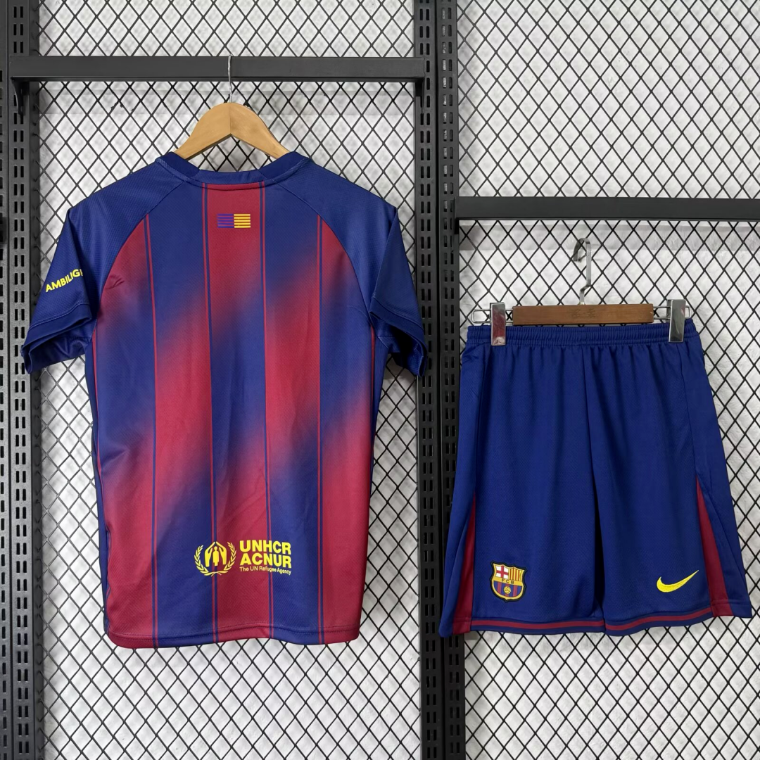 Ensemble de football Barcelone domicile adulte 25/26 de Le 12-ème Maillot, maillot et short bleus avec logo du club.