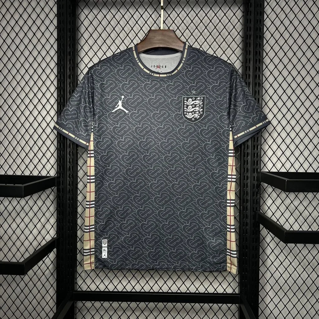 Maillot Angleterre de football Le 12 -ème, concept Burberry 2024-2025, vue de face avec logo et motifs élégants.