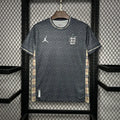 Maillot Angleterre de football Le 12 -ème, concept Burberry 2024-2025, vue de face avec logo et motifs élégants.