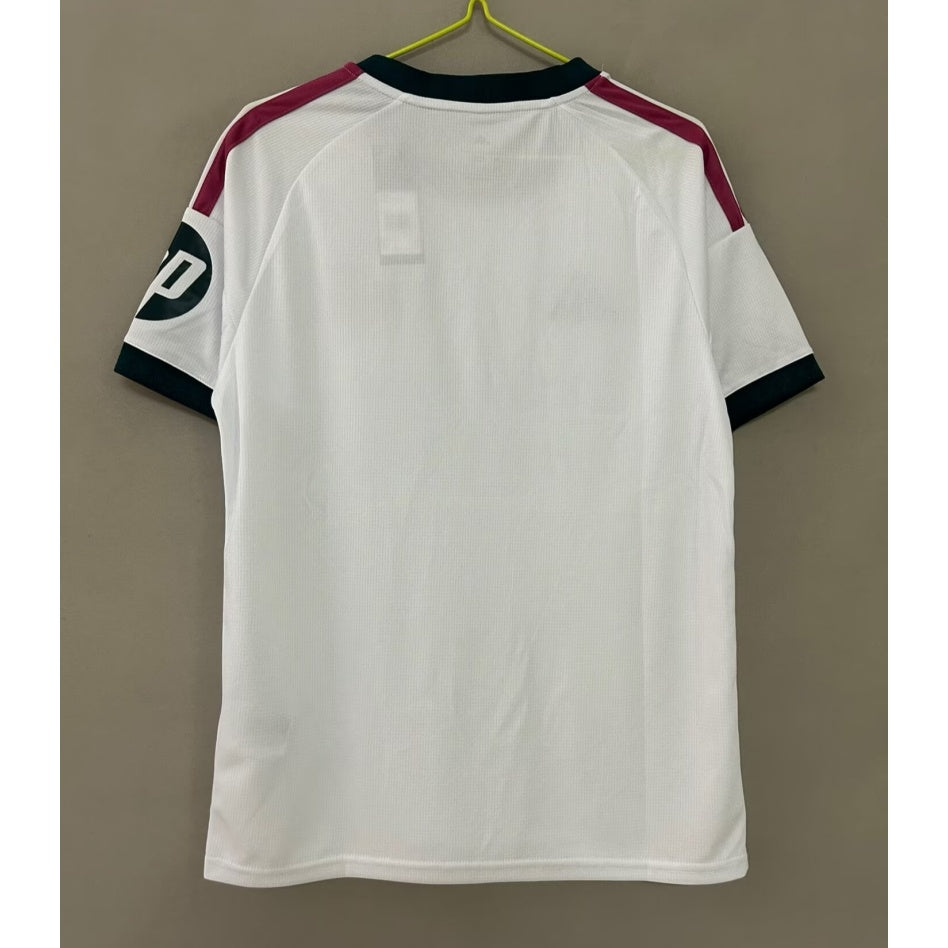 Maillot domicile Real Madrid 26/27 de Le 12-ème Maillot, maillot de football blanc avec logo et détails officiels.