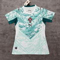 Maillot extérieur Portugal 25/26 pour femme, marque Le 12 -ème Maillot, vue de face avec logo et détails colorés.