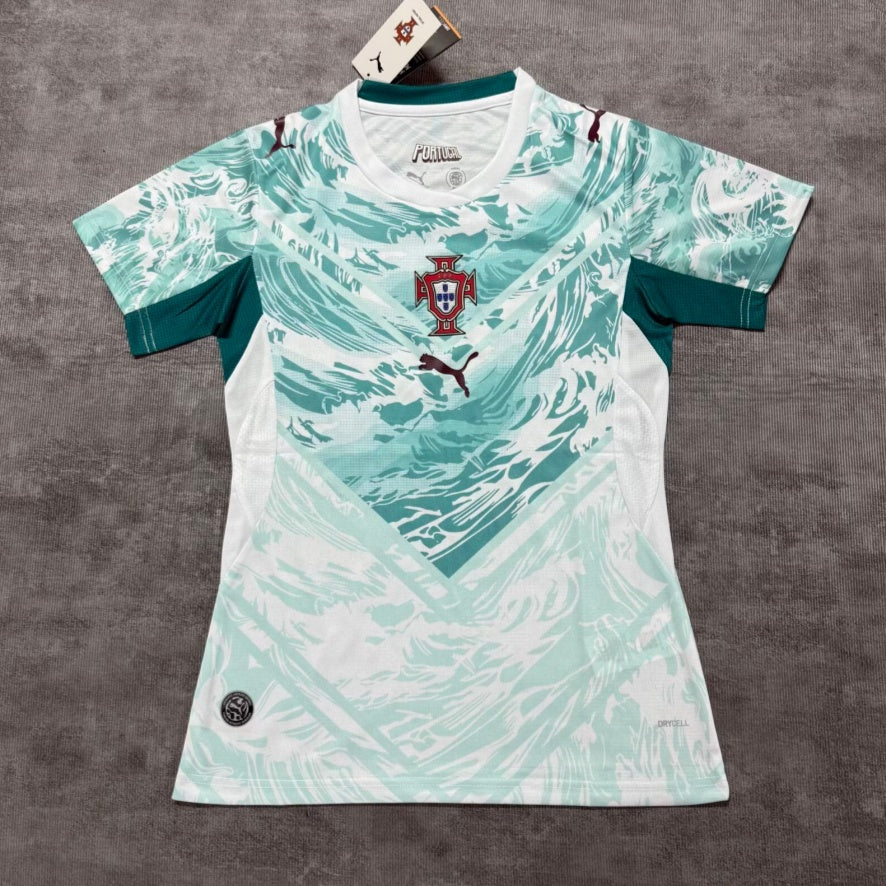 Maillot extérieur Portugal 25/26 pour femme, marque Le 12 -ème Maillot, vue de face avec logo et détails colorés.