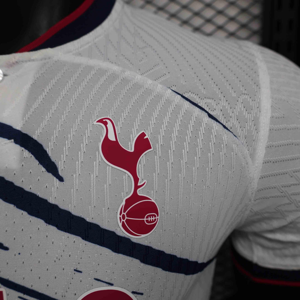 Maillot Tottenham concept 2024-25 de Le 12 -ème Maillot, vue de face, détails du design et logo de l'équipe.