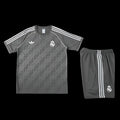 Ensemble Real Madrid avec maillot officiel Le 12-ème Maillot, logo du club et détails en blanc et bleu.