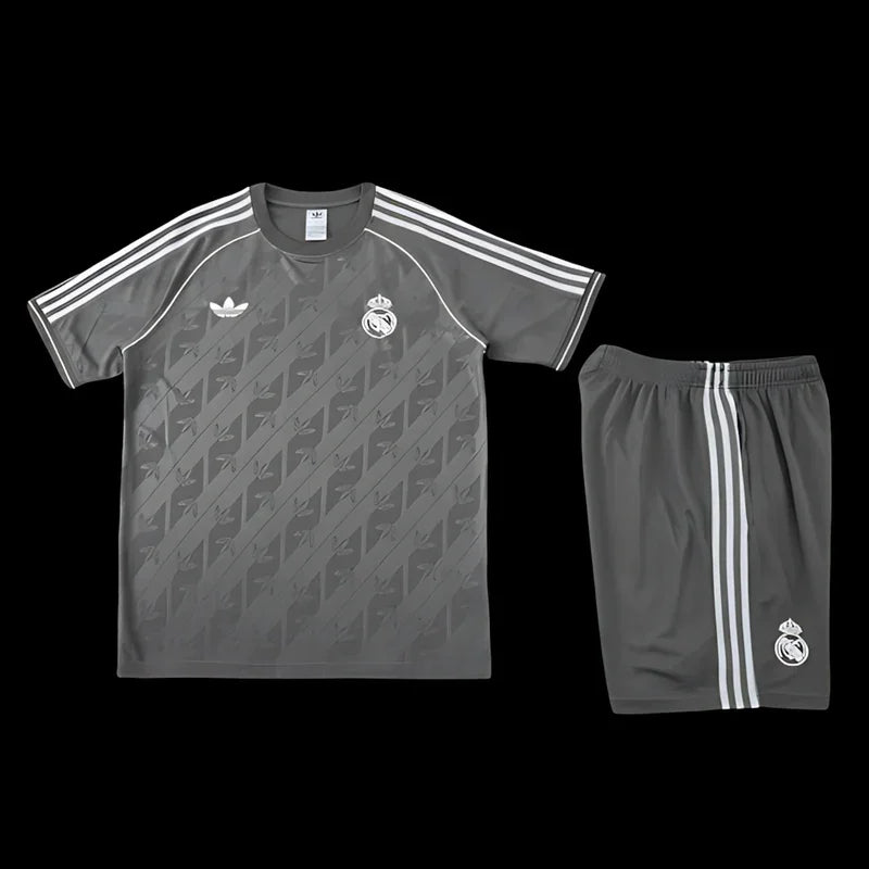 Ensemble Real Madrid avec maillot officiel Le 12-ème Maillot, logo du club et détails en blanc et bleu.