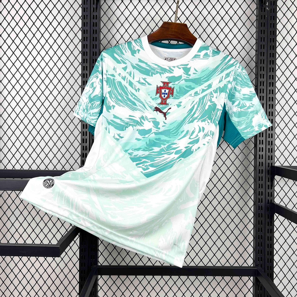 Maillot extérieur du Portugal pour la Coupe du Monde 2026, marque Le 12 -ème Maillot, vue de face avec logo et détails.