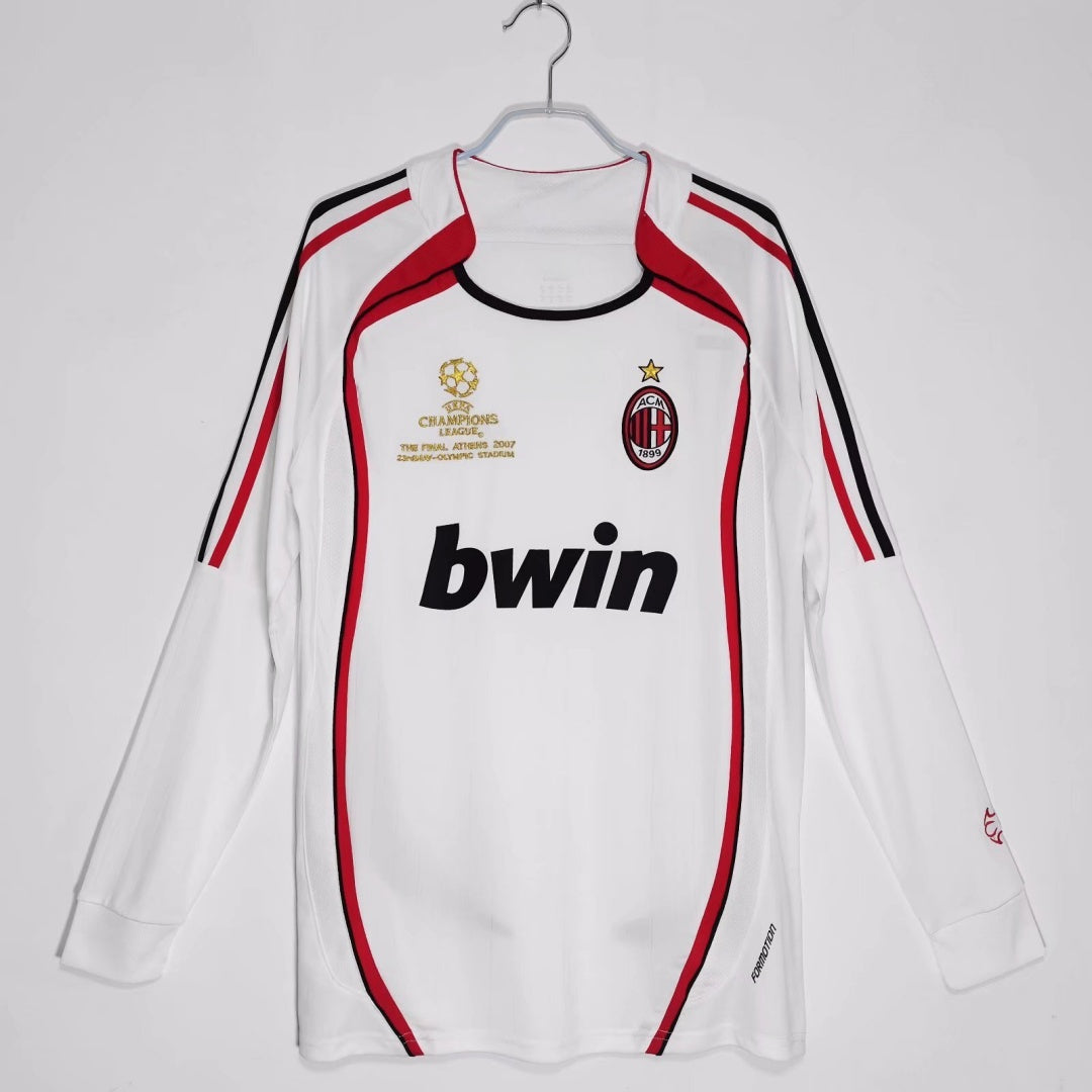 Maillot extérieur rétro de l'AC Milan 2006-2007 à manches longues, par Le 12 -ème Maillot, vue de face avec logo et design classique