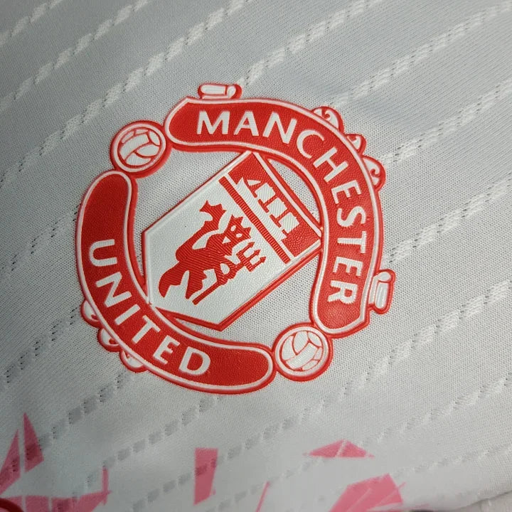 Maillot Manchester United 2023 2024 Le 12-ème Maillot, maillot de football rouge avec logo et détails du club visible.