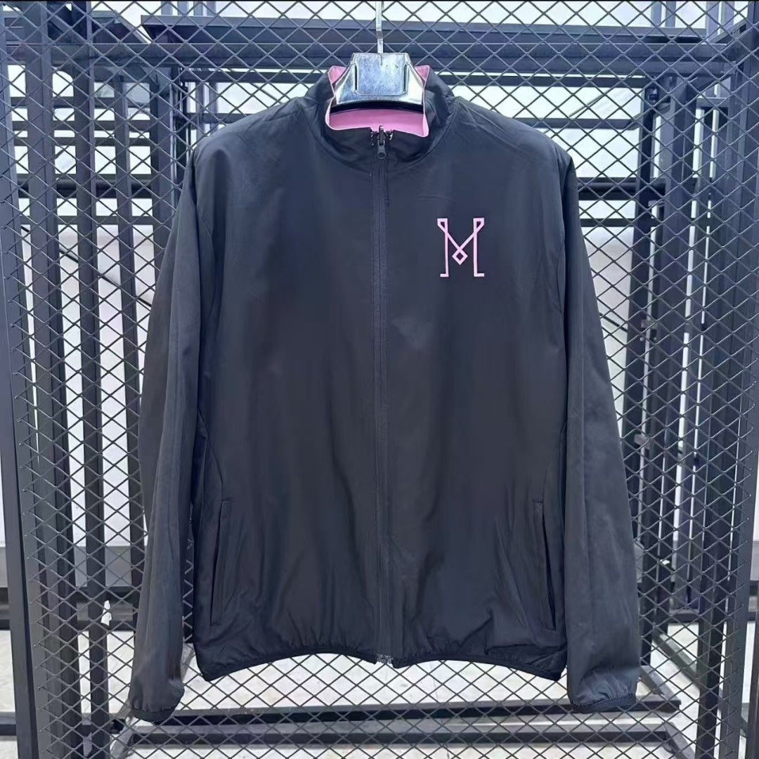 Veste coupe-vent réversible Inter Miami Le 12 -ème Maillot, tissu léger avec logo et design coloré visible dans l'image.