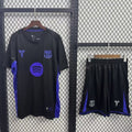 Ensemble pour enfant Barcelone Black Special de Le 12 -ème Maillot, maillot et short noirs avec logos sportifs.