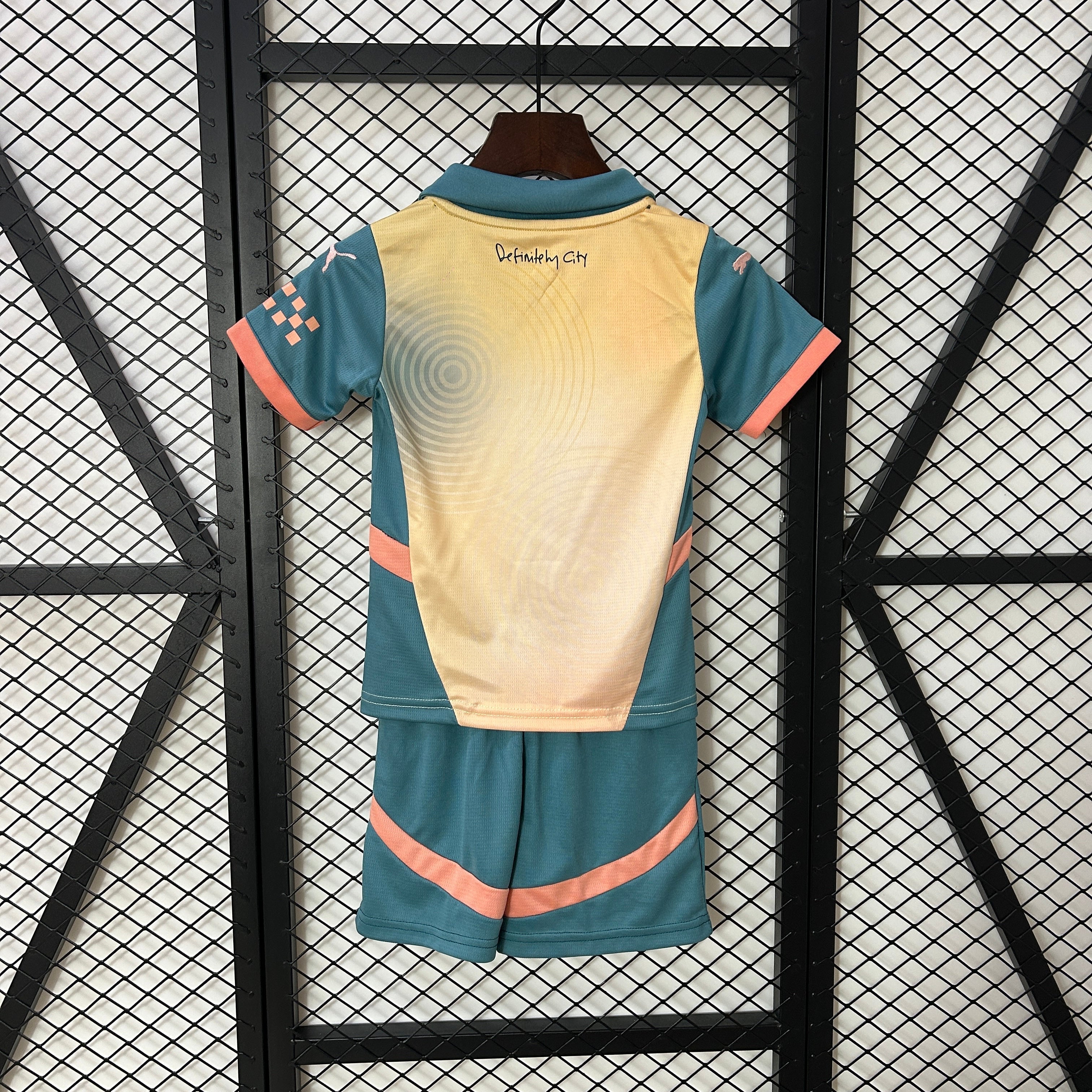 Ensemble enfant Manchester City Le 12-ème Maillot, maillot et short bleu avec logo du club, pour supporter du football.