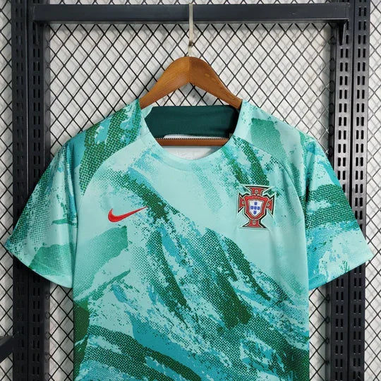 Maillot d'entraînement Portugal 2023-2024 Le 12 –ème Maillot, maillot de sport bleu avec logo Portugal sur la poitrine.