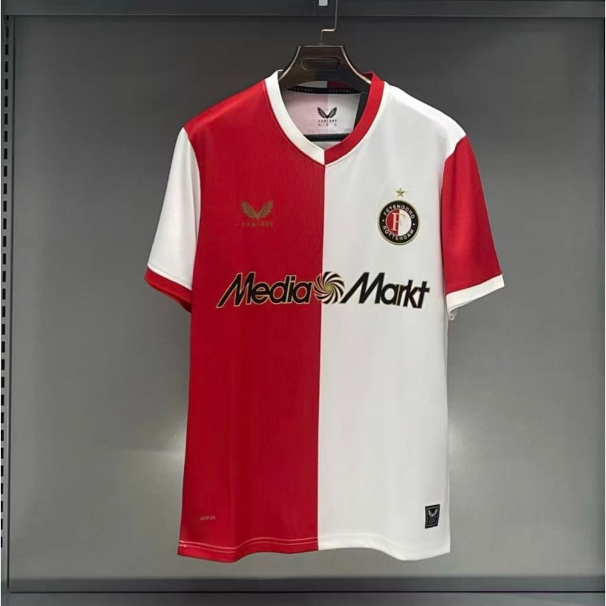 Maillot domicile Feyenoord 25/26 de Le 12 -ème Maillot, maillot de football avec logo de l'équipe et couleurs officielles.