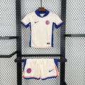 Kit enfant Chelsea extérieur 2024-25 de Le 12 -ème Maillot, maillot et short bleu avec le logo du club, vue de face