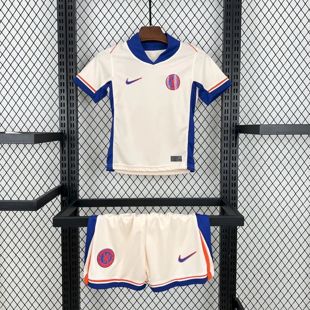 Kit enfant Chelsea extérieur 2024-25 de Le 12 -ème Maillot, maillot et short bleu avec le logo du club, vue de face