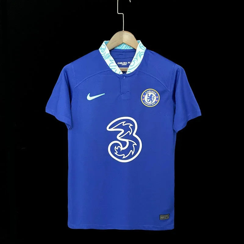 Maillot Chelsea 2022/23 de la marque Le 12-ème Maillot, vue de face avec logo et détails du maillot de football.