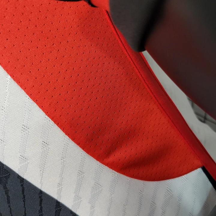 Maillot Manchester United 2023 2024 Le 12 -ème Maillot, maillot de football rouge avec logo du club et détails de la saison.