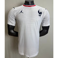 Maillot blanc 25/26 de l'équipe France, spécial joueur, par Le 12-ème Maillot, vue de face avec logo et détails.