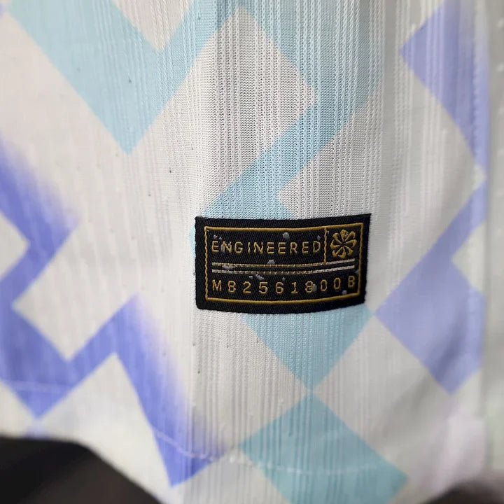 Maillot de football Inter Milan 2025-2026, modèle Le 12 -ème Maillot, vue du devant avec logo et design bleu et noir.