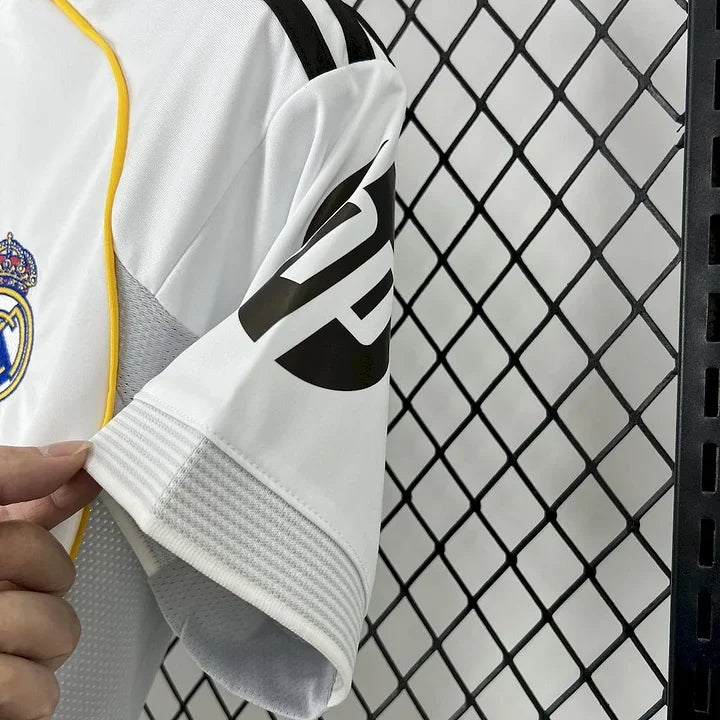 Maillot domicile Real Madrid 2025-2026 de Le 12-ème Maillot, maillot de football officiel avec logo et design du club.