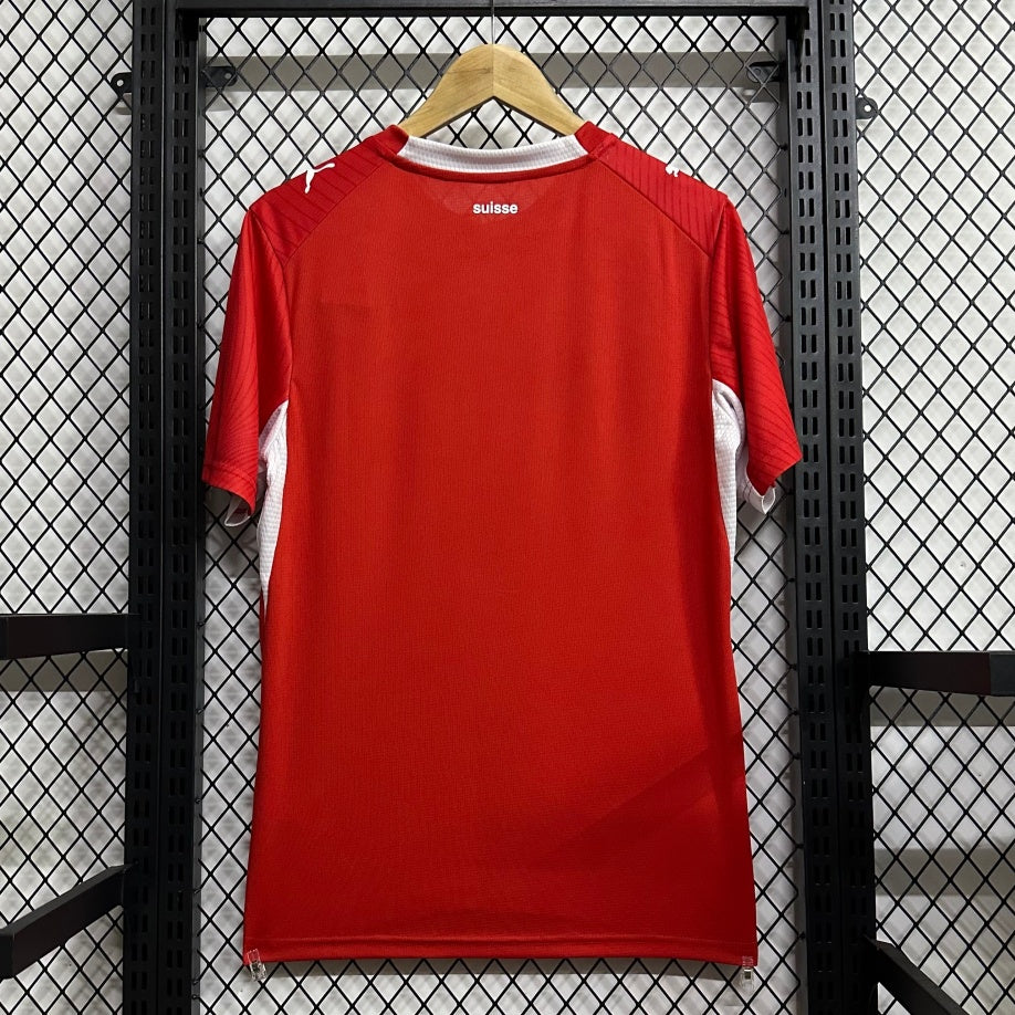 Maillot domicile Suisse 25/26 Le 12 -ème Maillot, maillot de football avec drapeau suisse et logo de l'équipe nationale.