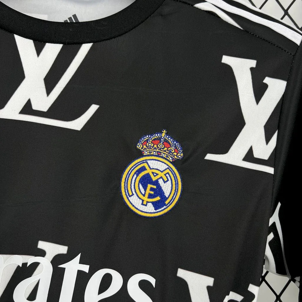 Maillot concept Real Madrid 2025-26, maillot de football Le 12 -ème Maillot, vue frontale avec logo et design moderne