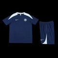 Ensemble Inter Milan Le 12 -ème Maillot, maillot de football bleu avec détails noirs et le logo de l'équipe.