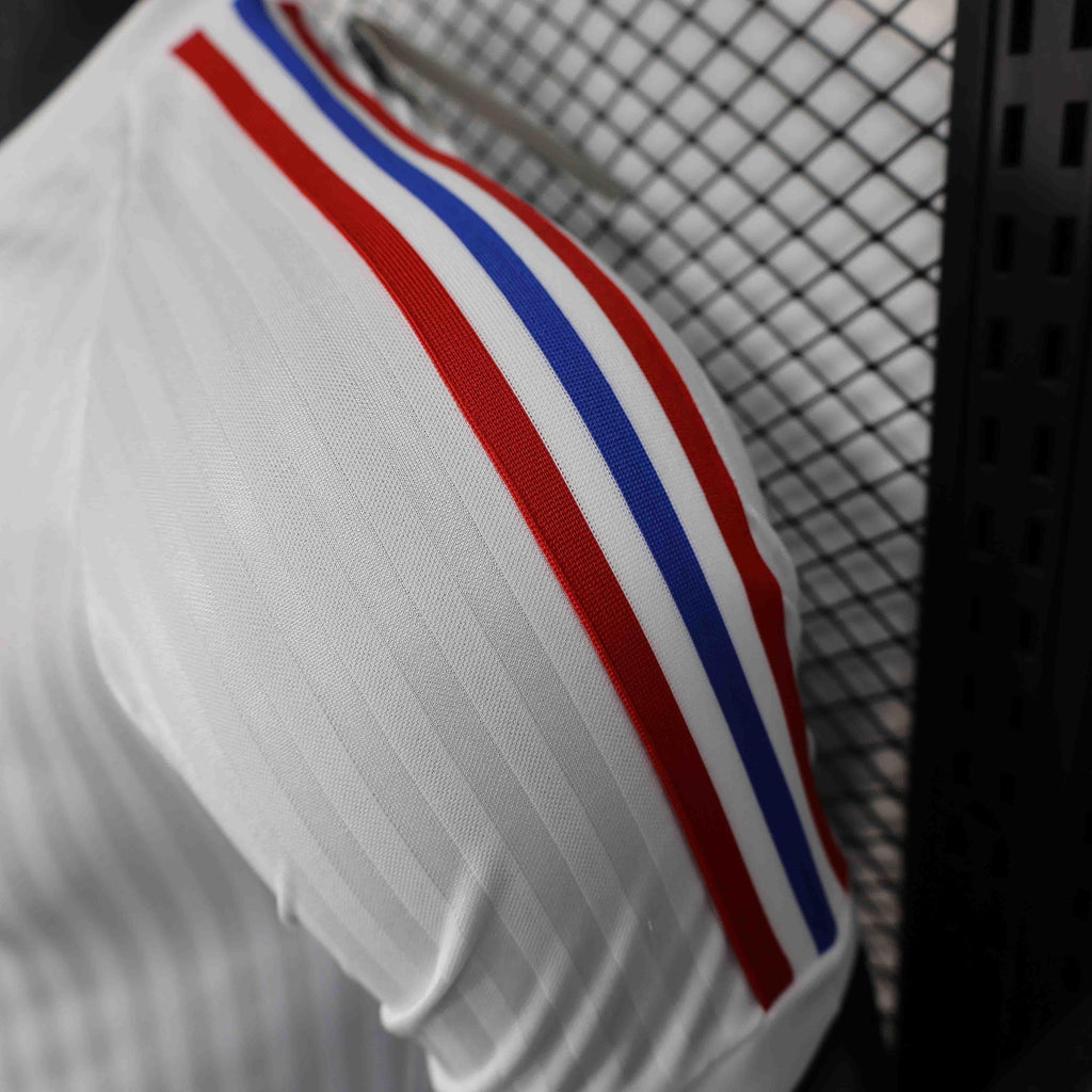Maillot Lyon concept 2025-26 de Le 12 -ème Maillot, maillot de football bleu avec logo et détails modernes visible sur l'image.
