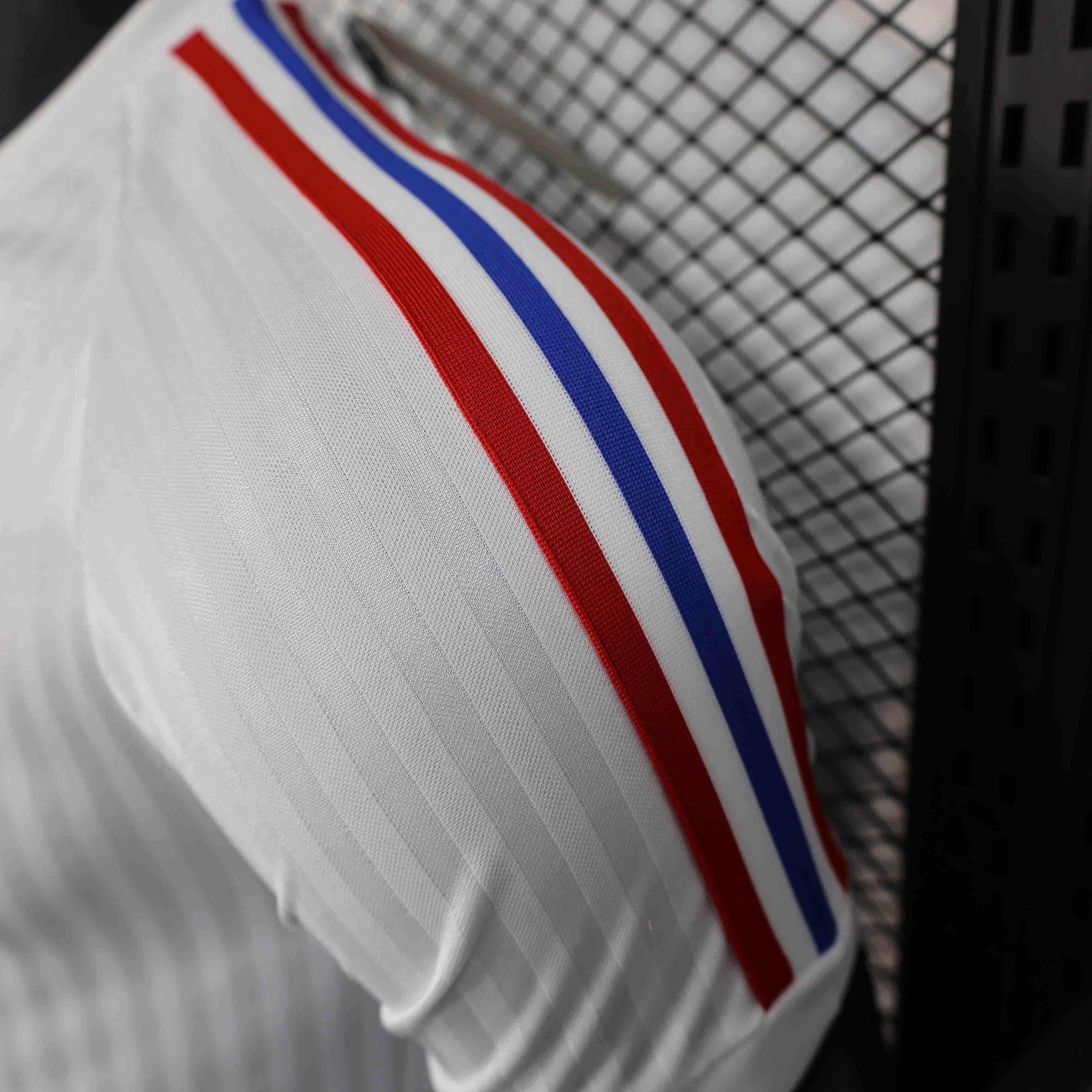 Maillot Lyon concept 2025-26 de Le 12 -ème Maillot, maillot de football bleu avec logo et détails modernes visible sur l'image.