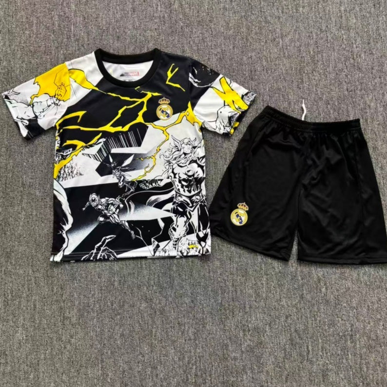 Ensemble pour enfant Real Madrid 25/26, maillot officiel Le 12 -ème Maillot avec logo de l'équipe, vue frontale.