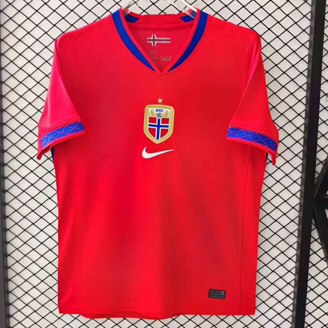 Maillot domicile 25/26 Norvège, Le 12 -ème Maillot, devant avec logo et design rouge, blanc et bleu.