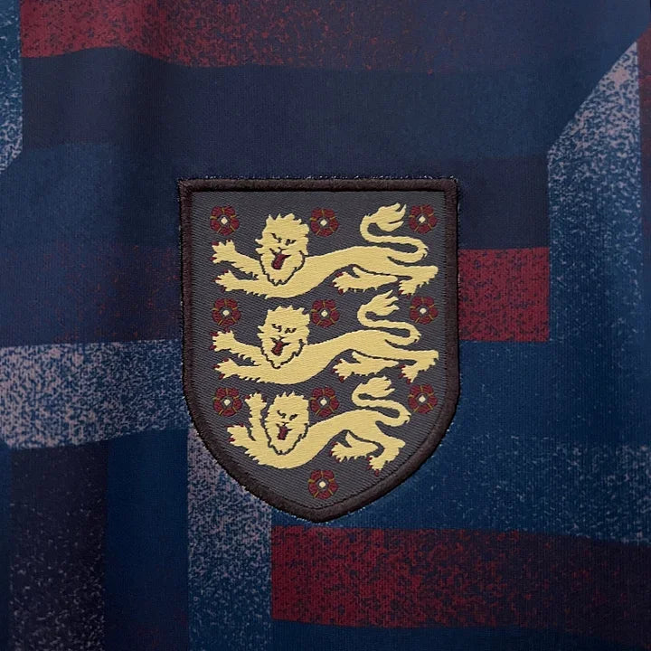 Maillot d'entraînement Angleterre 2024-25 de la marque Le 12, maillot de football avec logo et détails sportifs visibles.
