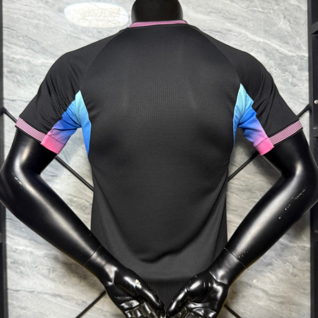 Maillot de football Algérie 25/26 Le 12-ème Maillot, noir, modèle spécial, porté par le joueur, vue frontale.