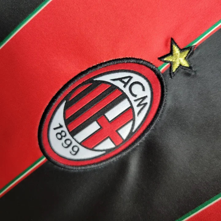 Maillot rétro AC Milan 2012-2013, Le 12-ème Maillot, vue de face avec logo et détails du design blanc et rouge.